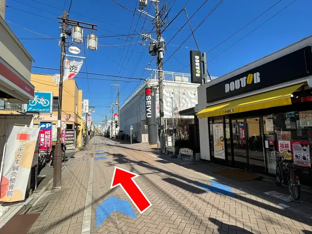 商店街をまっすぐ進みます。