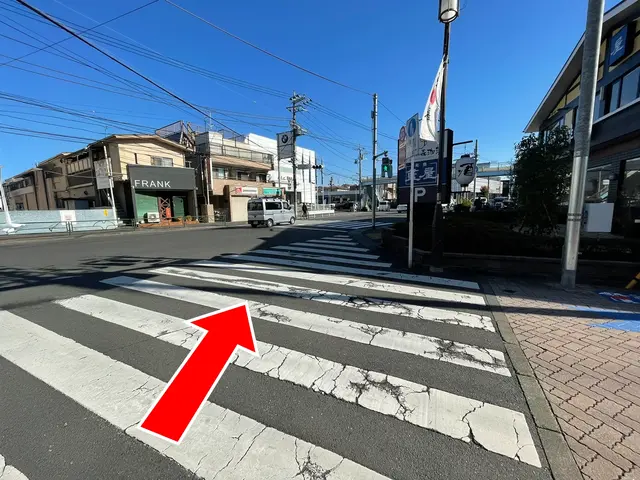 セブンイレブンを背中にして横断歩道を渡ります。