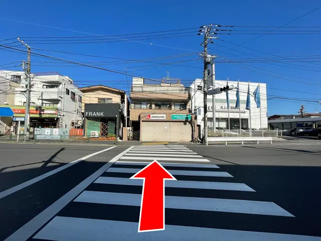 「浜田山駅入り口」の横断歩道を渡ります。