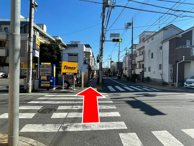 「浜田山4丁目」交差点の横断歩道を渡ります。