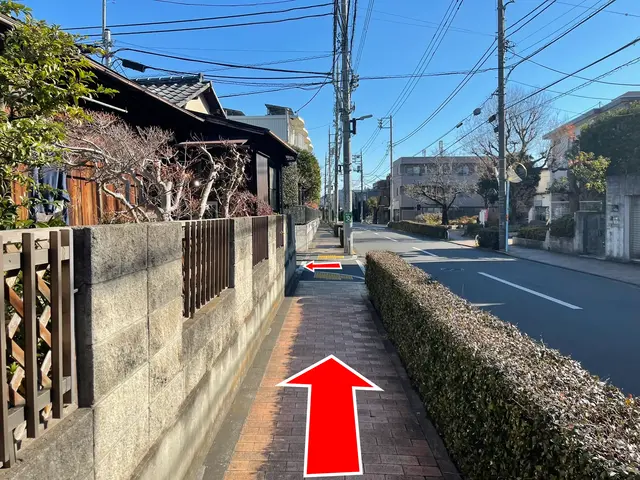 「浜田山4丁目」交差点から２本目の路地を左に曲がります。