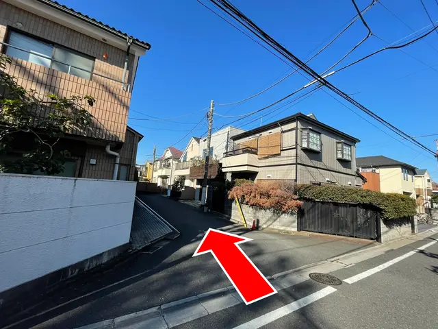 左手にある路地を曲がります。