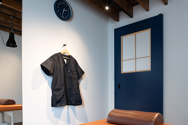 つかだ鍼灸マッサージ院施術室の出入り口の画像